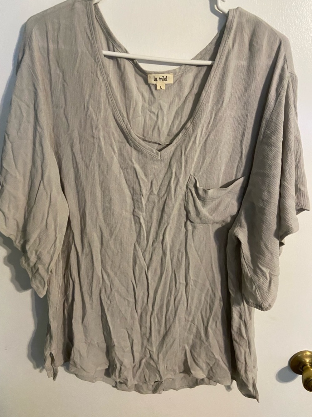 LA MIEL Relaxed V-Neck Short Sleeve Pocket Top in Light Gray